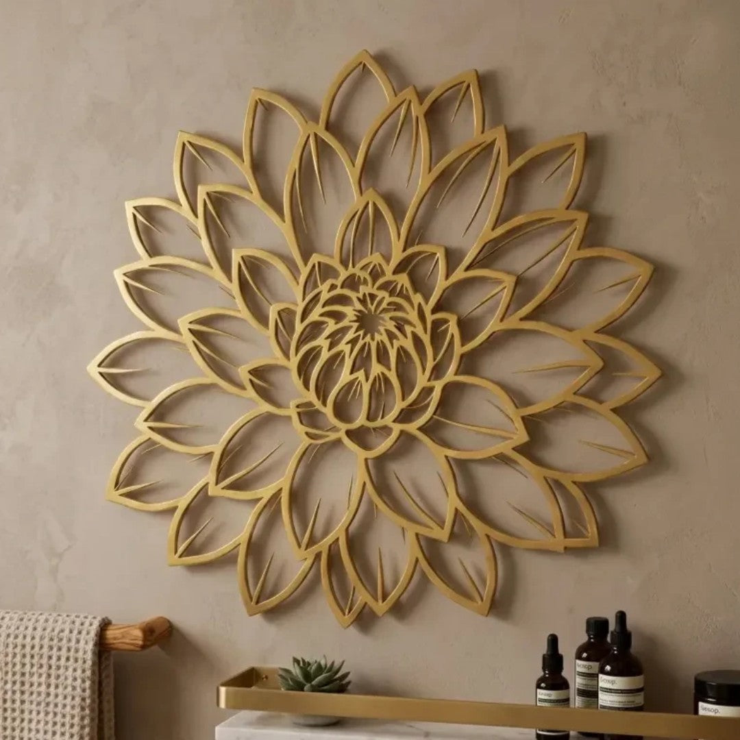 Decoración de pared Art by Amapola con diseño floral de loto en metal dorado, estilo minimalista y elegante.