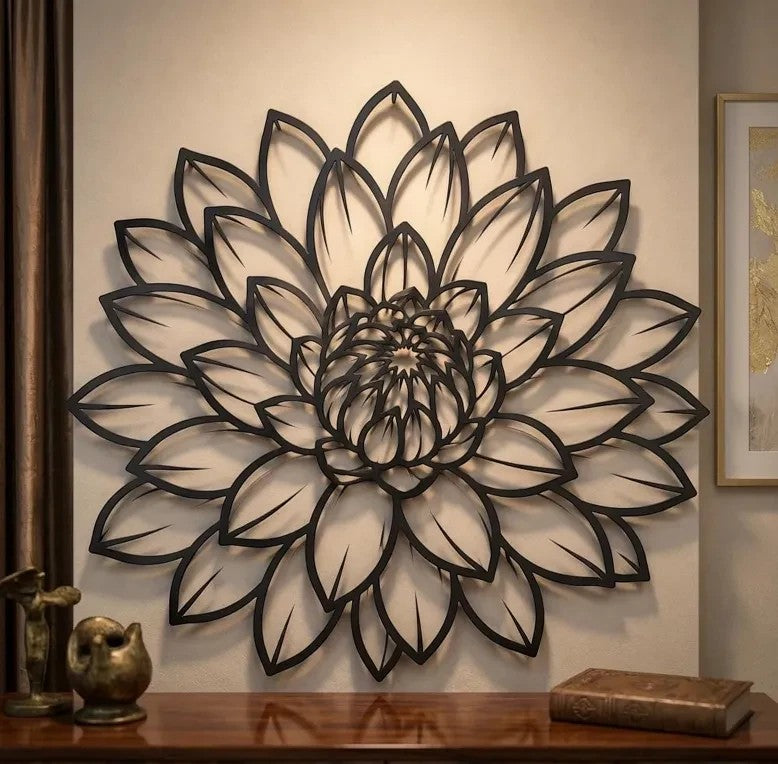 Decoración de pared Art by Amapola con diseño de flor de loto en metal negro mate, estilo minimalista y elegante.