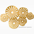 Art by Amapola decoración de pared de metal dorado con diseño de sol radiante y formas circulares.