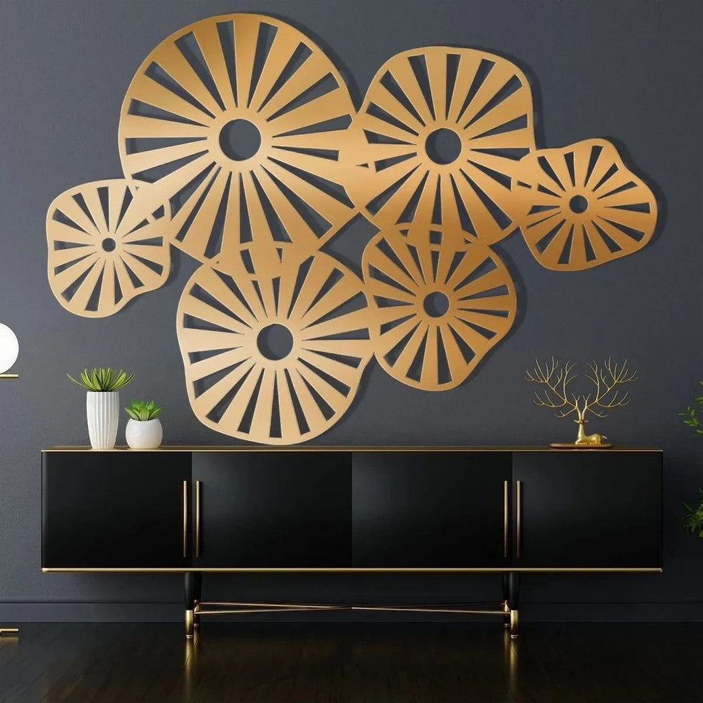 Art by Amapola: Escultura de pared de metal dorado con diseño de sol radiante, arte abstracto moderno para salón.