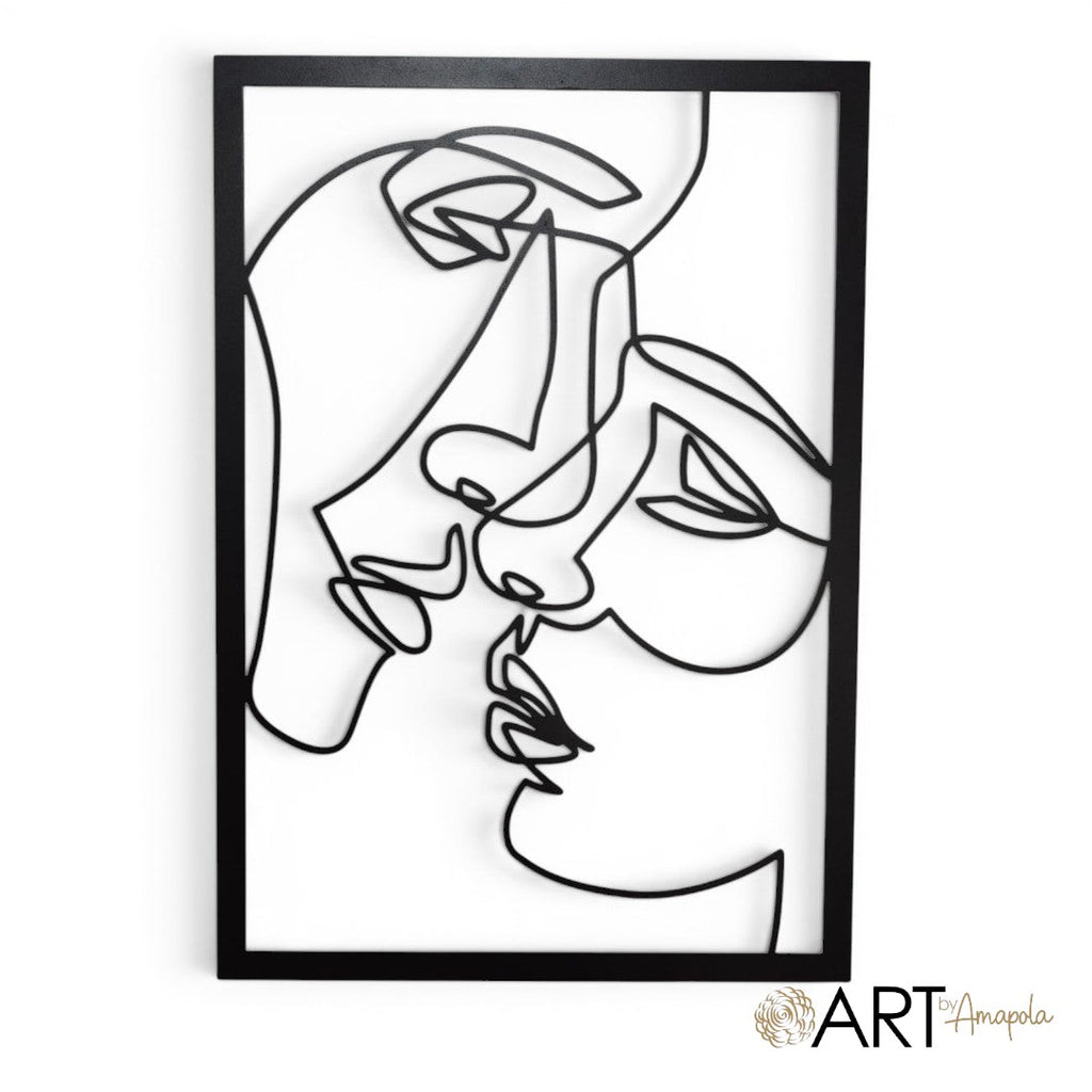 Escultura mural Art by Amapola de metal negro con diseño lineal de rostros en marco rectangular minimalista.