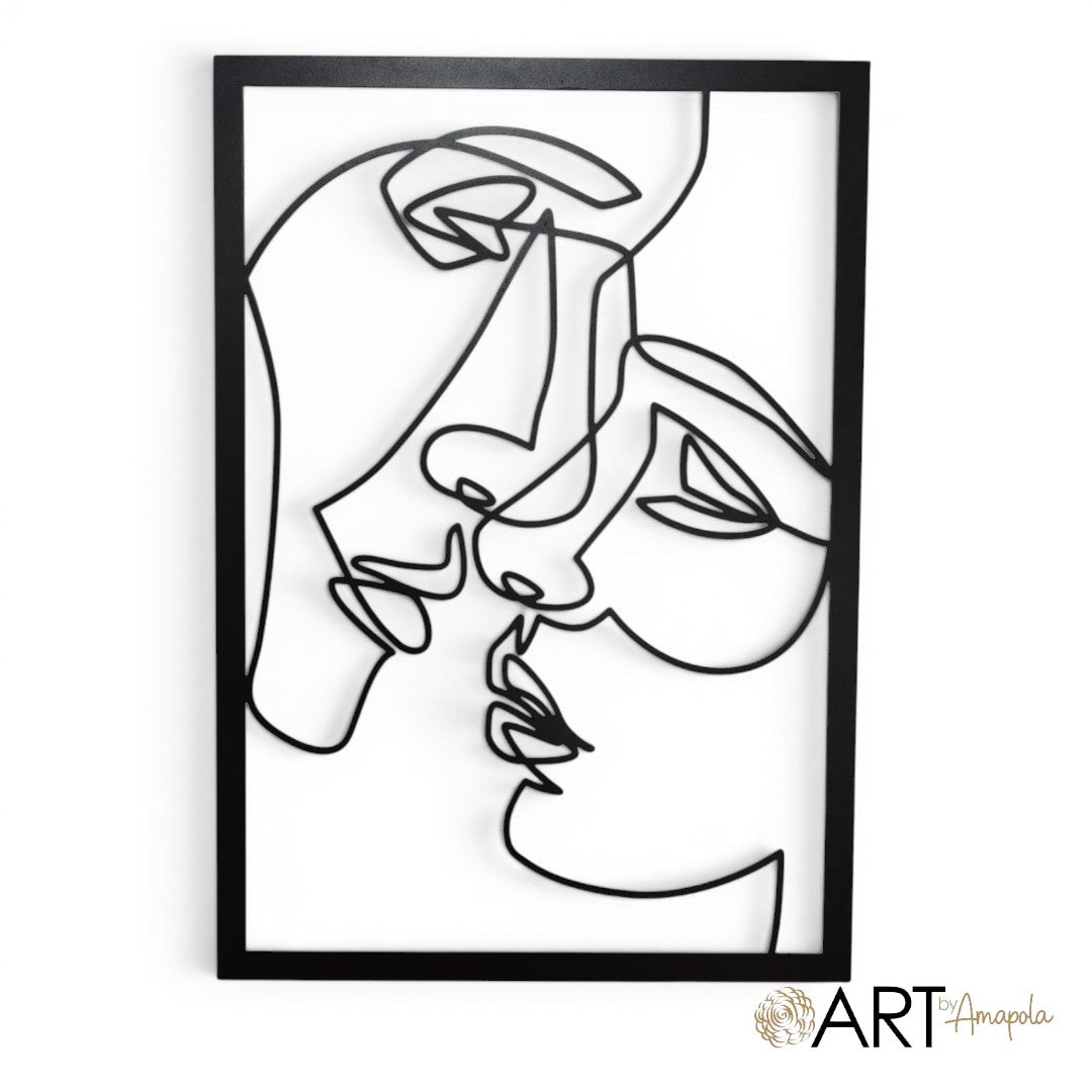 Escultura mural Art by Amapola de metal negro con diseño lineal de rostros en marco rectangular minimalista.
