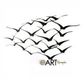 Escultura de pared de bandada de pájaros voladores de metal negro mate de Art by Amapola. Diseño dinámico que evoca la naturaleza y la libertad.