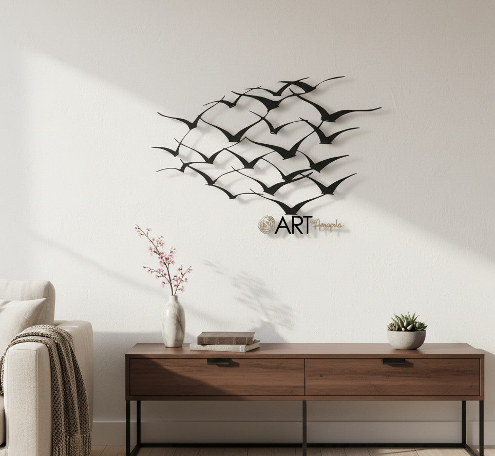 Escultura de pared de metal negro mate de bandada de pájaros voladores de Art by Amapola. Diseño dinámico que evoca libertad y naturaleza.