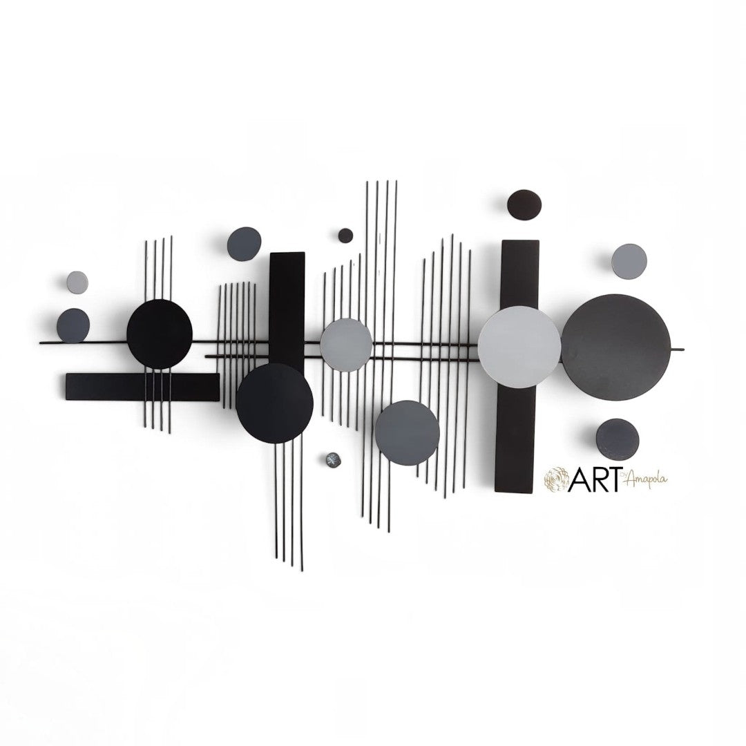 Escultura de pared Art by Amapola con formas geométricas abstractas en metal negro y gris para decoración moderna.