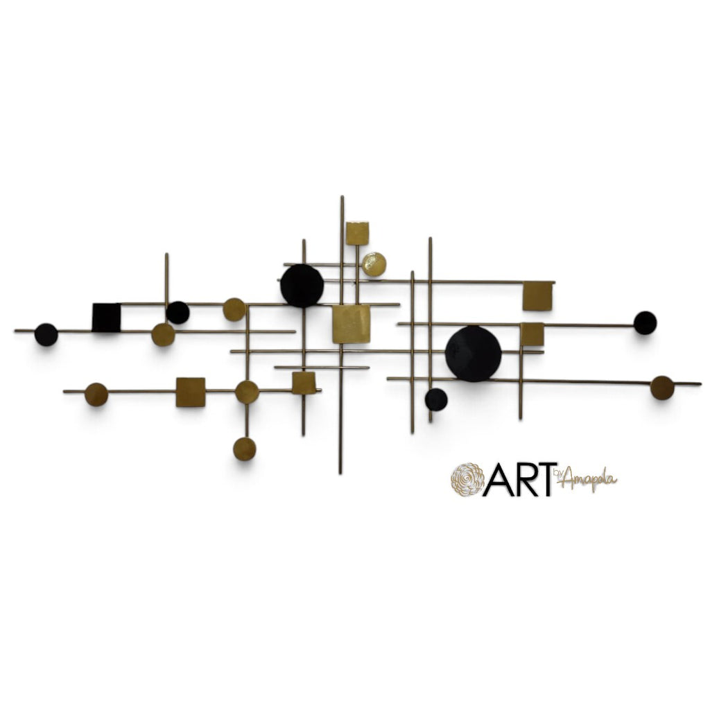 Escultura de pared Art by Amapola con formas geométricas abstractas en metal dorado y negro mate
