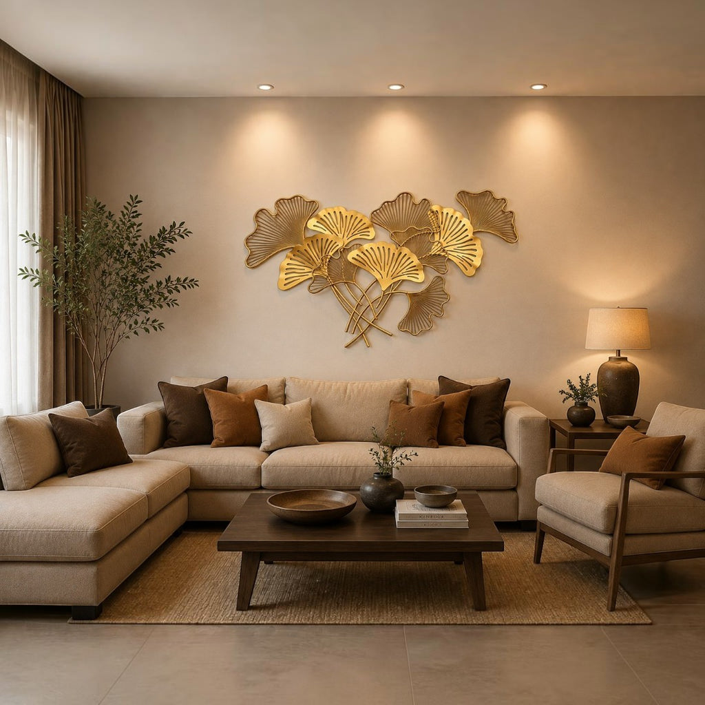 Escultura de pared Art by Amapola con hojas de ginkgo doradas en metal sobre un salón de estilo moderno y acogedor.