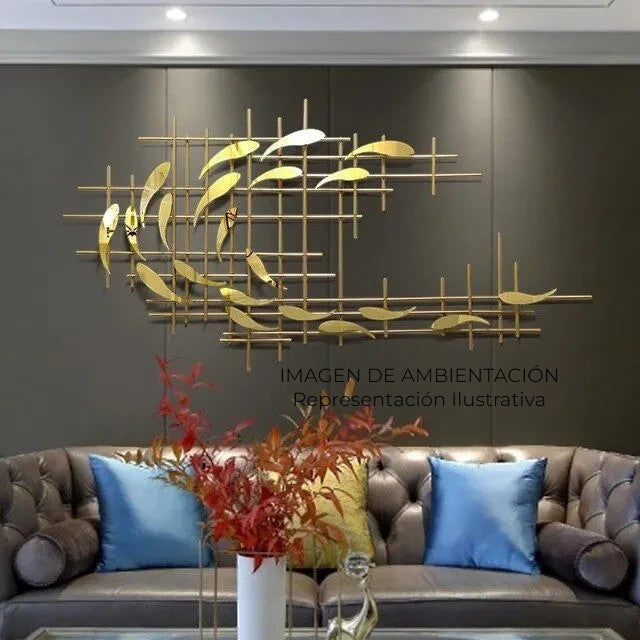 Escultura de pared de metal dorado de Art by Amapola con peces nadando en una red, estilo moderno y minimalista.