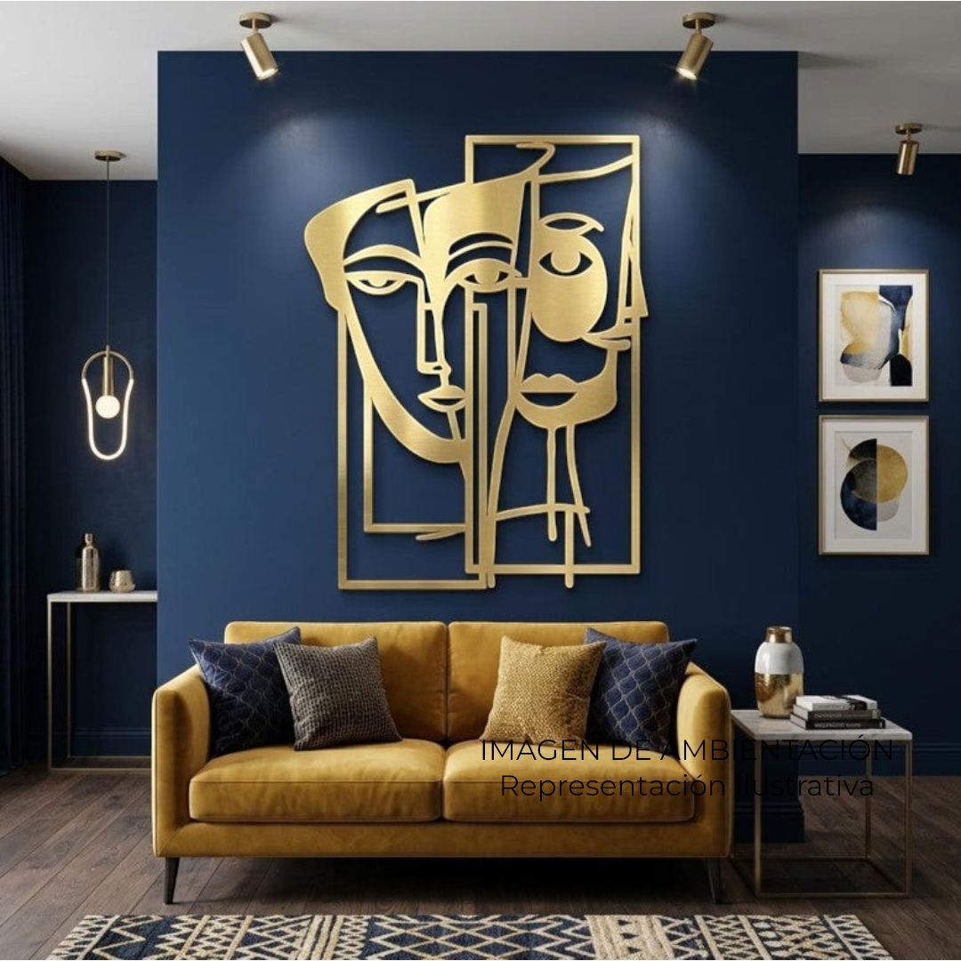 Escultura de pared Art by Amapola de metal dorado con rostros abstractos sobre una pared azul en un salón moderno.