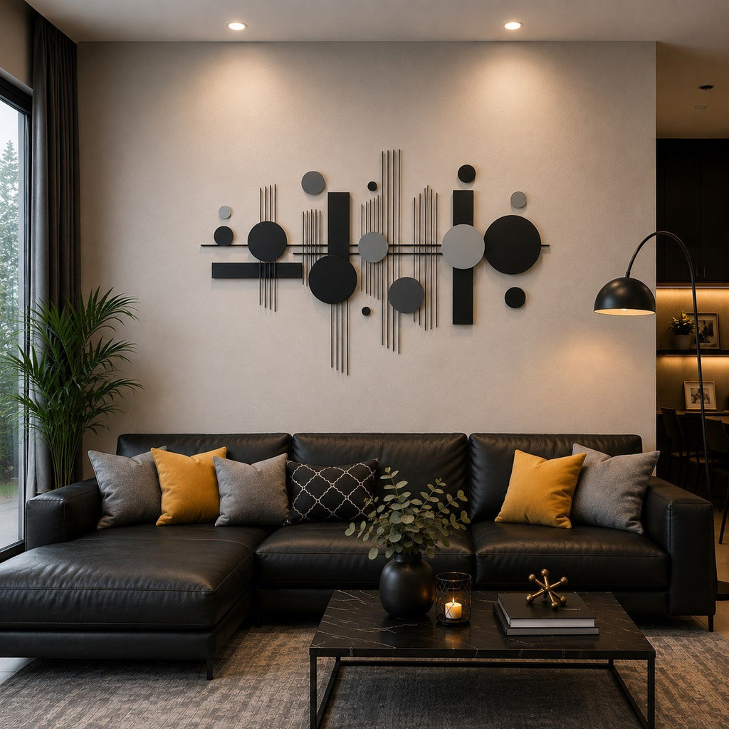 Escultura de pared Art by Amapola con formas geométricas abstractas en metal negro y gris sobre un sofá de cuero