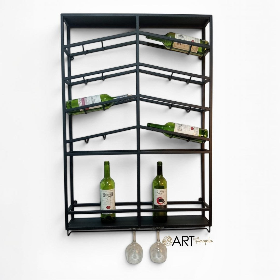 Estantería de pared Art by Amapola de metal negro para botellas de vino, con soportes para copas y baldas inclinadas para conservación.