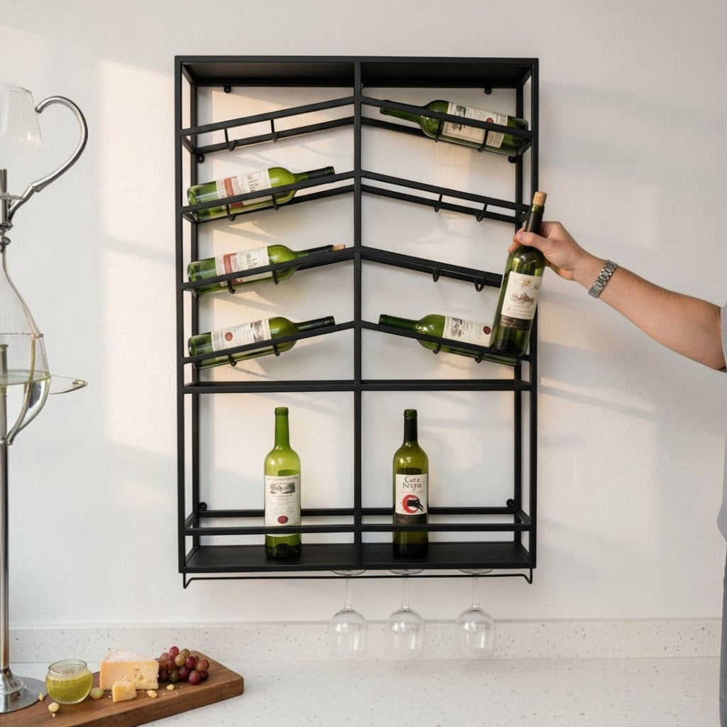 Estantería de pared Art by Amapola de metal negro con soportes para copas y baldas inclinadas para botellas de vino.