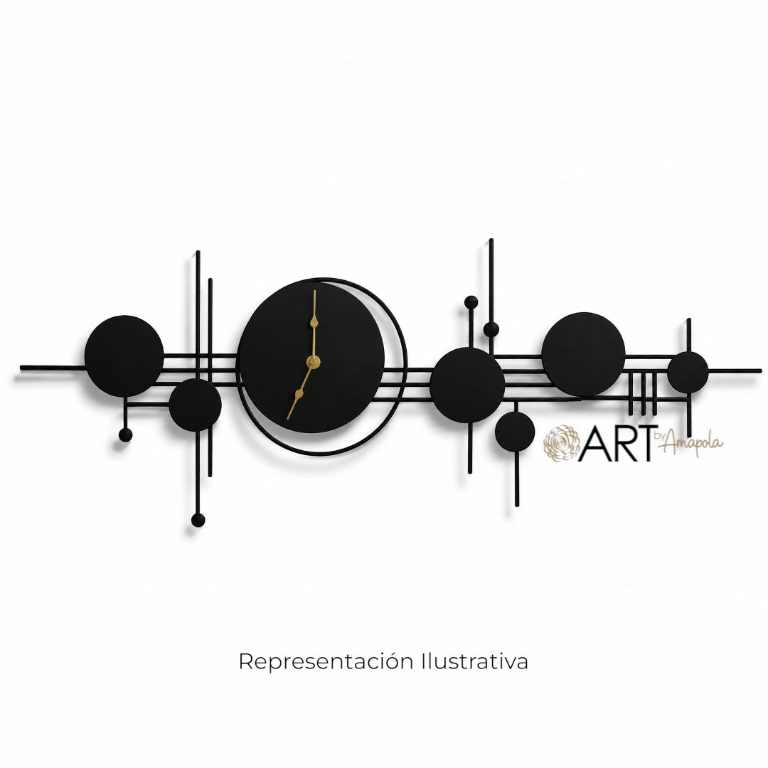 Reloj aplique Seven de Art by Amapola, diseño horizontal de metal negro con círculos, líneas y manecillas doradas.