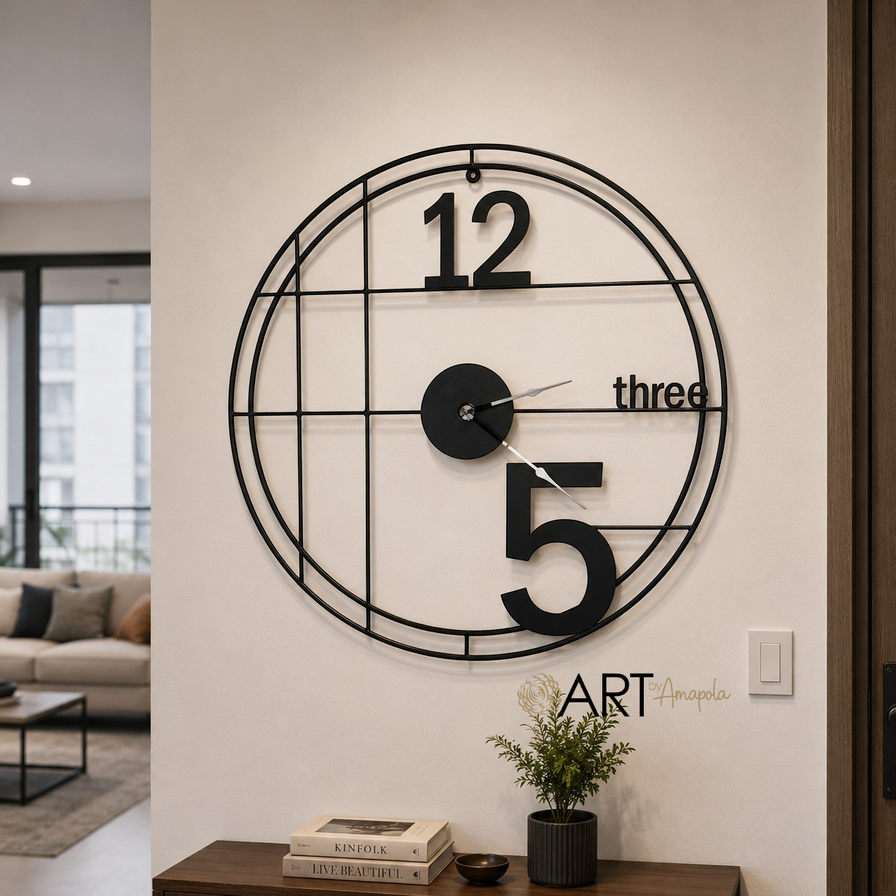 Reloj de pared Art by Amapola metálico negro con diseño geométrico minimalista y números asimétricos de 60 cm