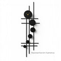 Reloj de pared Art by Amapola de metal negro mate con diseño geométrico lineal y manecillas doradas