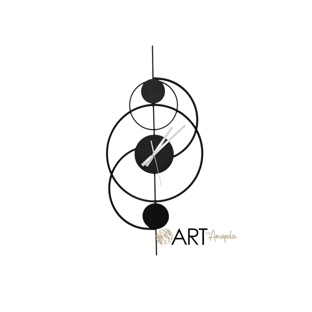 Reloj de pared Art by Amapola con diseño geométrico moderno en metal negro mate y manecillas en contraste