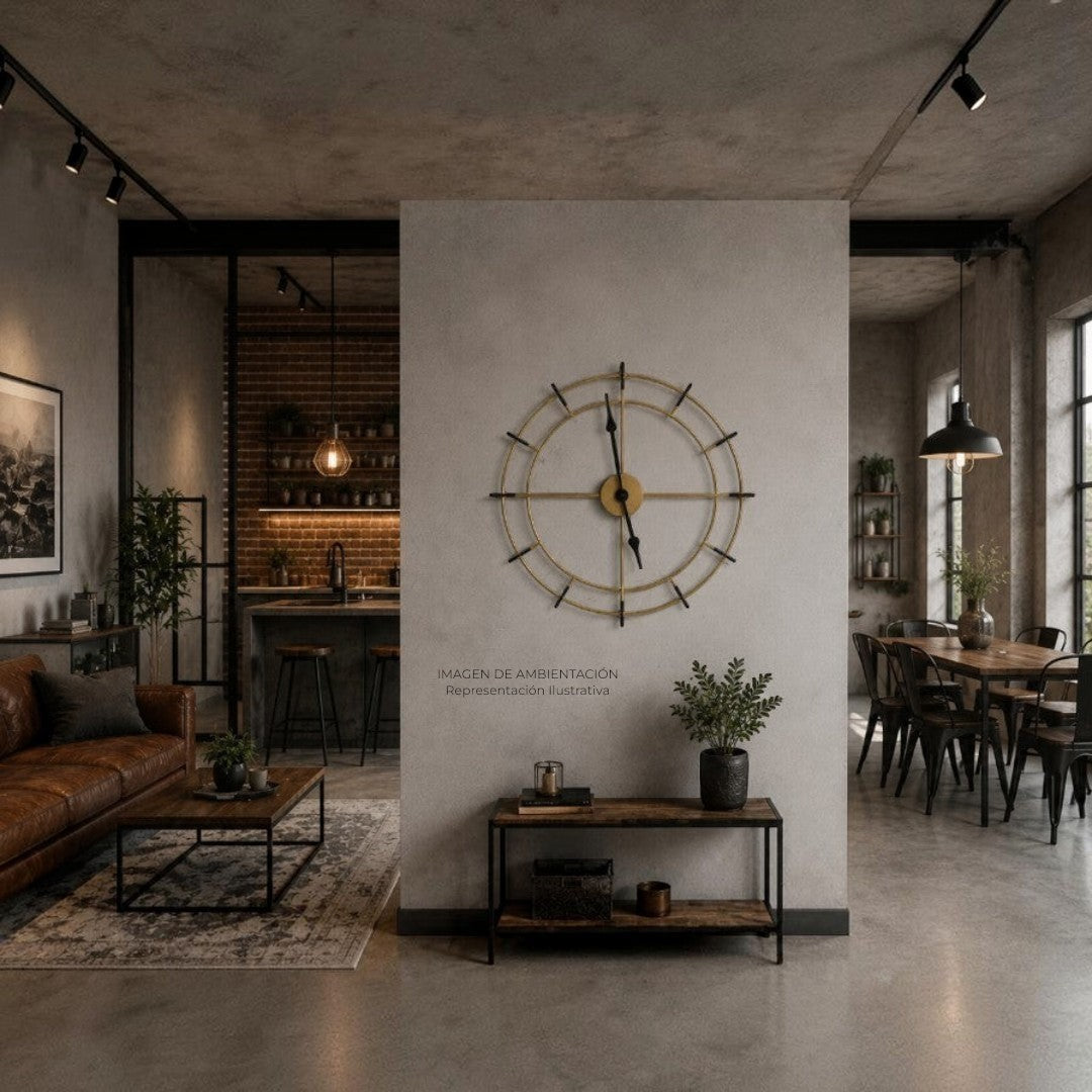 Reloj de pared Art by Amapola de estilo industrial con estructura metálica dorada y manecillas negras en salón loft.