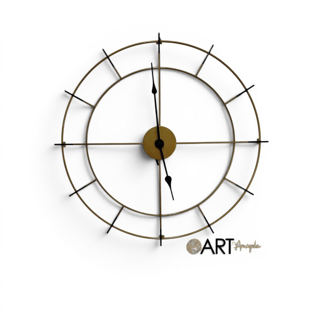 Reloj de pared Art by Amapola de estilo industrial en metal dorado con estructura circular y manecillas negras.