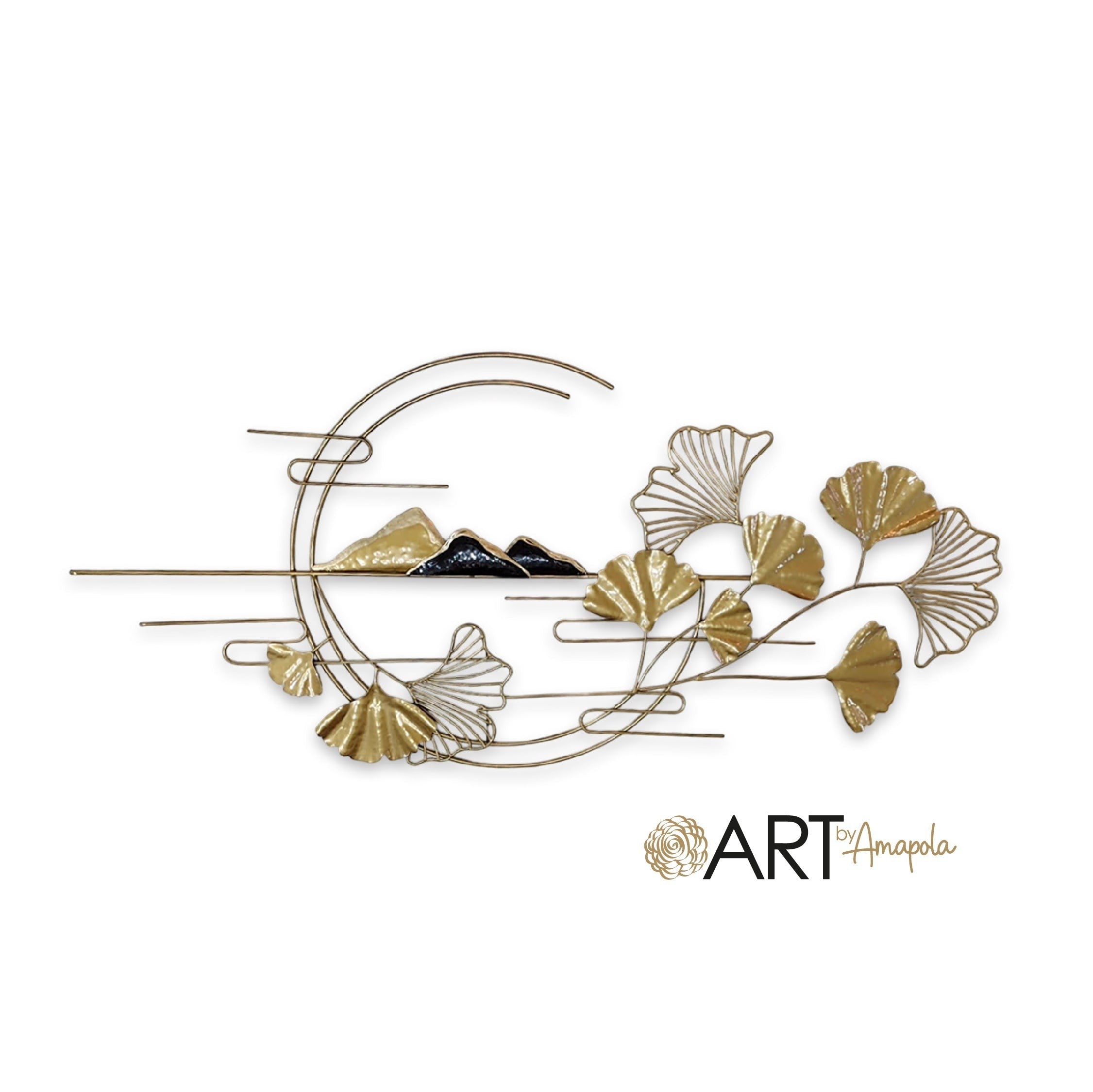 Aplique de pared metálico Zenkira de Art by Amapola, diseño horizontal dorado con hojas y montañas artesanales.
